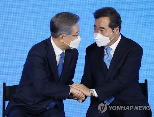이재명 지사의 대선 후보 확정을 축하하고 있는 이낙연 전 대표(사진=연합뉴스)